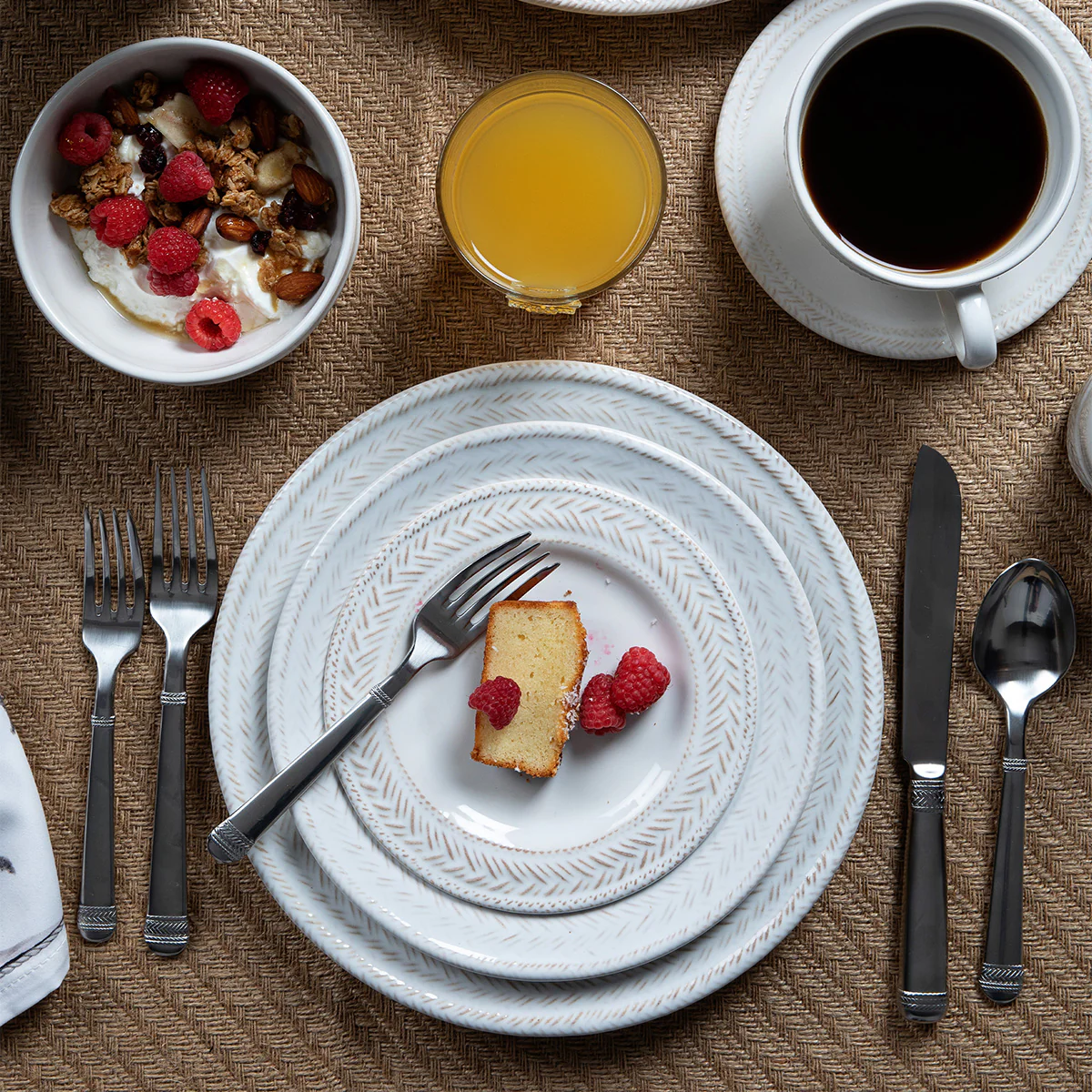 Le Panier Dinner Plate - Whitewash